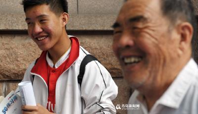 【高考故事】八旬老人步行送来考前红包