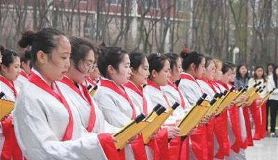 青岛职院师生四拜先师孔子