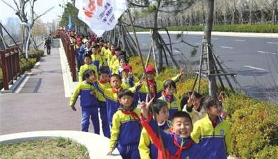 600名小学生“拉练”徒步8公里