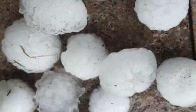 山西長治冰雹如饅頭大小 多輛私家車被砸(圖)