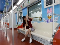上海地鐵迪士尼主題列車亮相 車身噴滿卡通人物