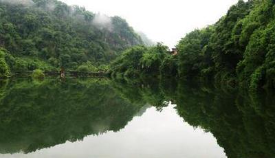 組圖：大學生峨眉山看猴 無意間拍下孫大圣形狀山體