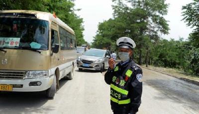 甘肅工人穿山寨警服執勤數月 司機:還好有他們管