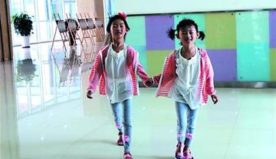 上学堂 万小儿郎背书包二孩增 弟妹陪老大来报名