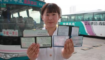 暑假高校學(xué)生包車要看好 證件不齊都不靠譜