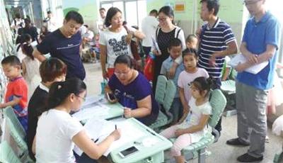 外来务工人员子女入学10分钟内登记完