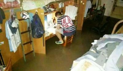 學霸洪水中蹲椅子上復習 網友：佩服！佩服！