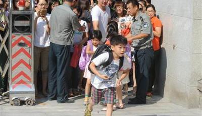 小学新生报到点名难倒老师