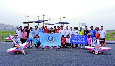 青岛中学生备战全国航模赛