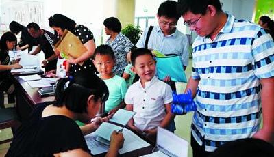 市区小学昨发榜 新生多是“虎宝宝”