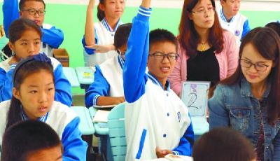 陪孩子上一天学,体验学校生活 青岛61中举办家长开放周