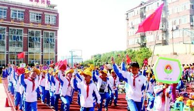 校园“阅兵”，展少先队风采