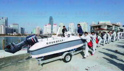 高二学生造出游艇试水成功