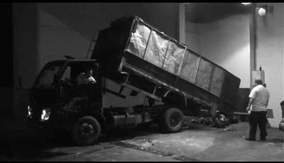 女子將鉆石項鏈隨手扔掉 家人凌晨翻遍垃圾站