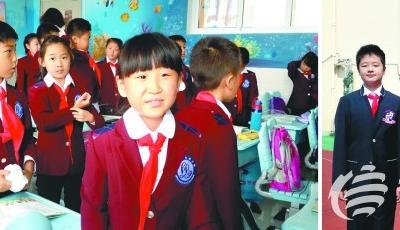 市南中小学生穿上免费制服装