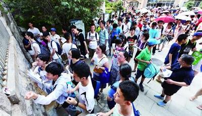 顶酷暑看榜家长流汗并快乐着