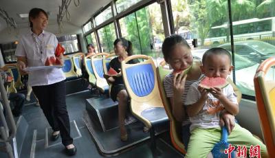 重慶發“高溫紅色預警” 公交車提供冰鎮西瓜