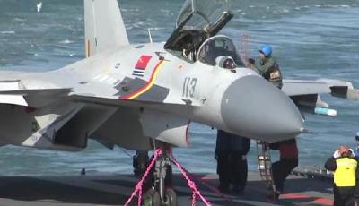 中國一名殲15艦載機飛行員在模擬著艦訓練中犧牲