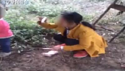 女子賣掉女兒后當面數錢 舉百元大鈔驗真假