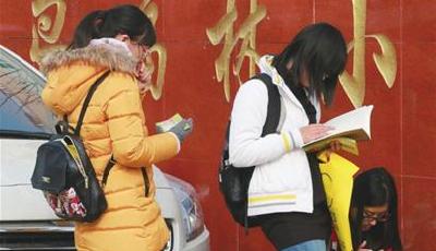 应届生从容上阵在职生压力倍增