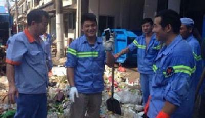 游客吃小籠包忘拿手機 環衛工人翻5噸垃圾找回