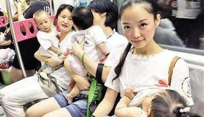 重慶20位媽媽地鐵上哺乳快閃 呼吁增設母嬰室
