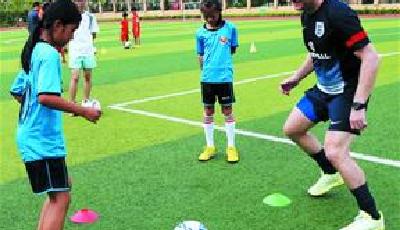 球星洋教练搅热校园足球