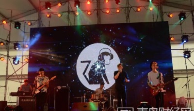 啤酒節(jié)黃島主會(huì)場芬蘭大篷 喝啤酒聽搖滾