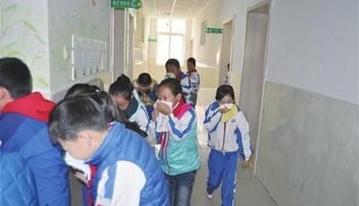 小学生校园演练“火场逃生”