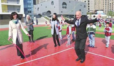 李沧区七校与英国中小学签约