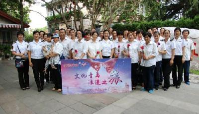 青島溫馨的士“夫妻車” 攜手共游“山海城”