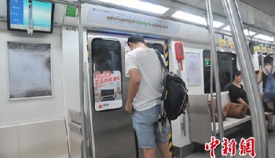 地鐵末班族眾生相:有人加班晚歸 有人開始上崗