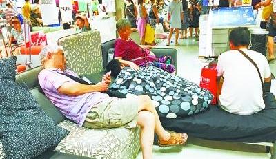 家居商城內癱倒一片 “蹭睡族”蹭空調又蹭WiFi