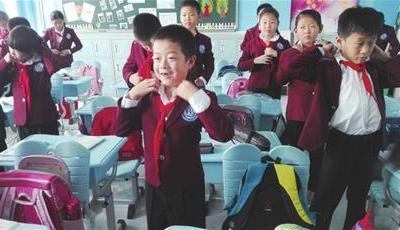 市南中小学发放免费制服