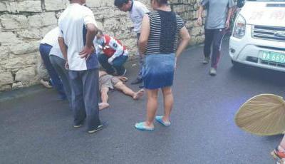 90后女孩街頭跪地做人工呼吸救人 被贊最美護士