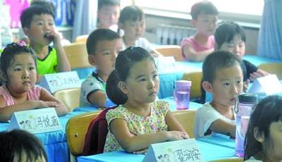 新生入学培训 哭闹的娃少了