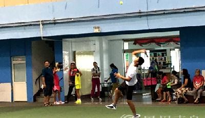 青岛市“新兴杯”中小学生网球赛开拍 180余人参赛