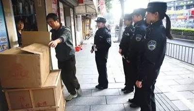 城管也能貼條？違法停車擬納入城管執(zhí)法范圍