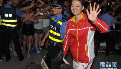 王者歸來！女排載譽回國 數(shù)千球迷夾道迎接