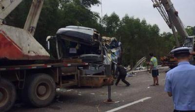 廣昆高速一輛荷載47人的客車翻車 已致10人死亡