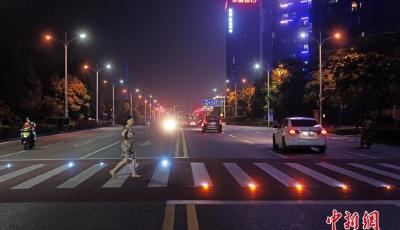 人行道會發(fā)光 國內首條“多元斑馬線”投入使用