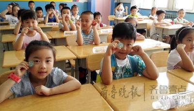 开学啦！萌娃手拉手逛新校园 先认厕所和教室