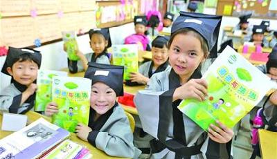 小萌娃入校 学习自理样样行