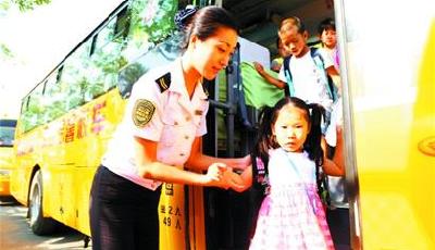 12万学生坐专业校车上学