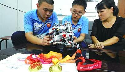 17中两学生捧金奖