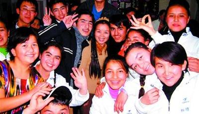 16年 她与新疆班孩子一起度过