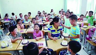 青岛各类学校组织学生以各种形式庆祝教师节