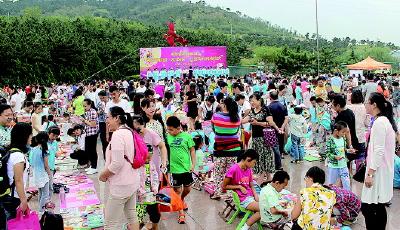 “小掌柜”义卖,献礼教师节