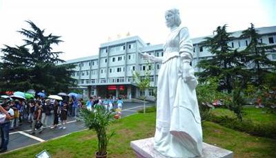 卫校庆生，请“南丁格尔”见证