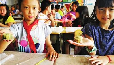 小学生打月饼迎中秋